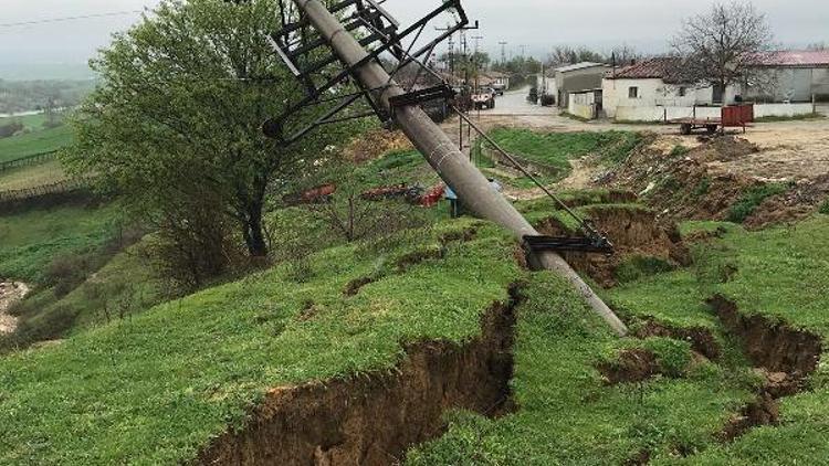 Toprak kayması elektrik direğini devirdi