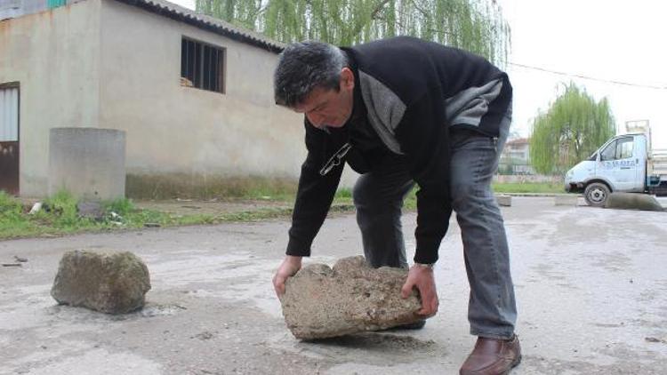 Arsasından geçen yolu trafiğe kapatıp, kamulaştırılmasını istedi