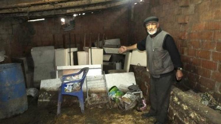 Burhaniye’de ana boru patlayınca evi su bastı