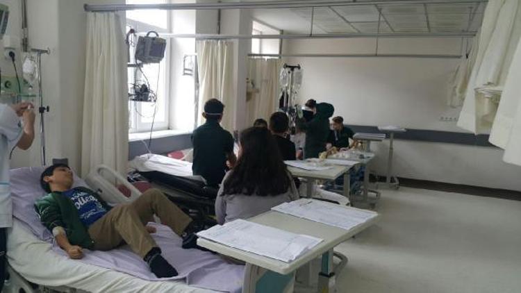 Sınıfta sıkılan parfümden etkilenen öğretmen ve öğrenciler hastaneye kaldırıldı
