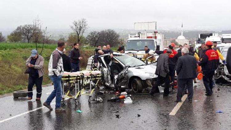 Refüjü aşan otomobil iki otomobille çarpıştı: 3 ölü, 3 yaralı