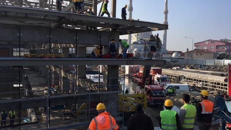 (fotoğraflar) Okmeydanındaki Cemal Kamacı Spor kompleksinin inşaatında 3 işçi yaralandı