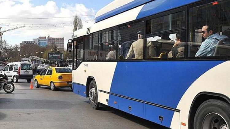 Belediye otobüsünde panik anları Yolcunun üstüne sürdü...