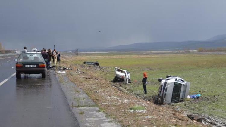 Ağrıda doluda 4 araç şarampole yuvarlandı, başkan yaralandı