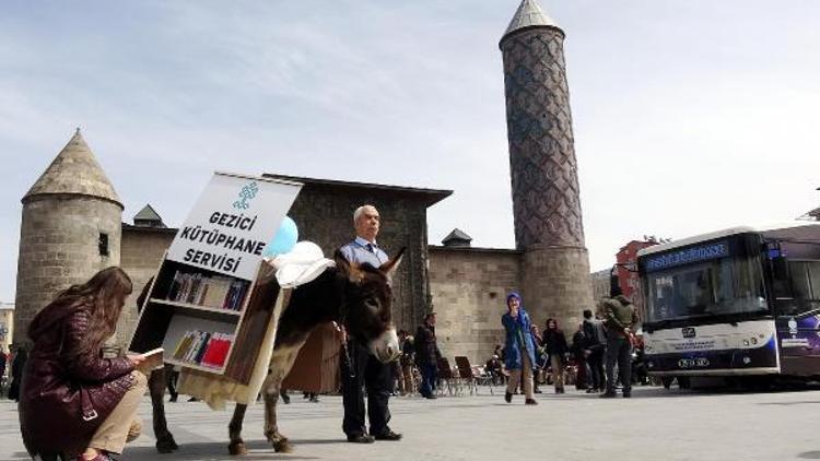 At arabalı ve eşekli gezici kütüphane