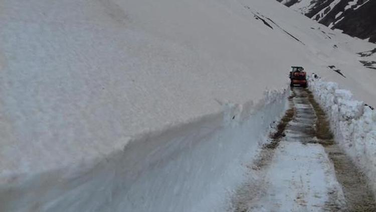 Rizede 6 aydır kardan kapalı 5 köyün yolu açıldı