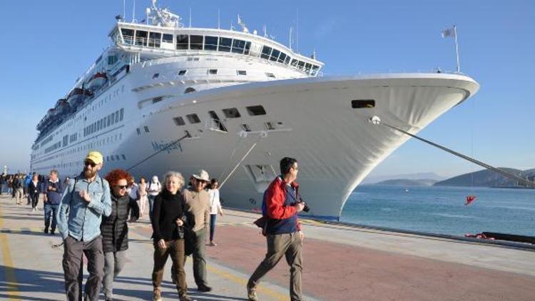 Kuşadasına kruvaziyer sezonunun ilk yolcu gemisi geldi