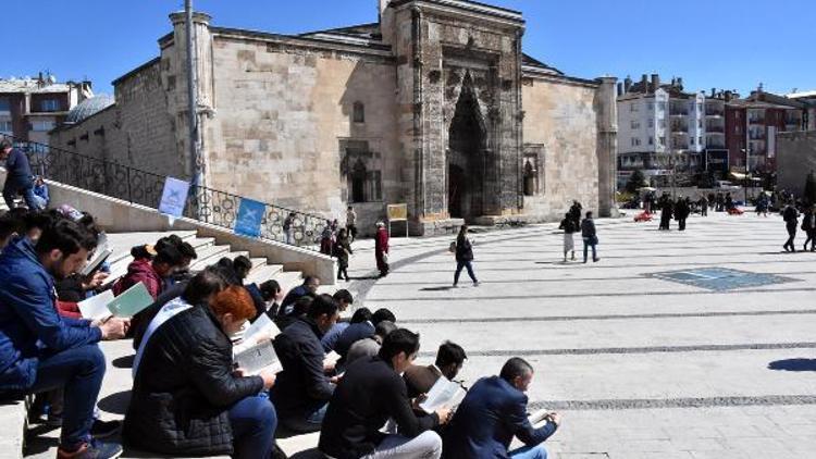 Medrese bahçesinde kitap okudular