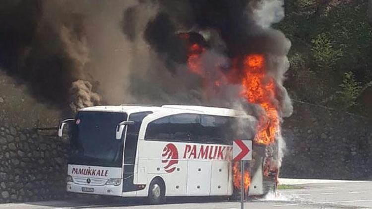 Düzcede korku dolu anlar Yolcu otobüsü cayır cayır yandı…