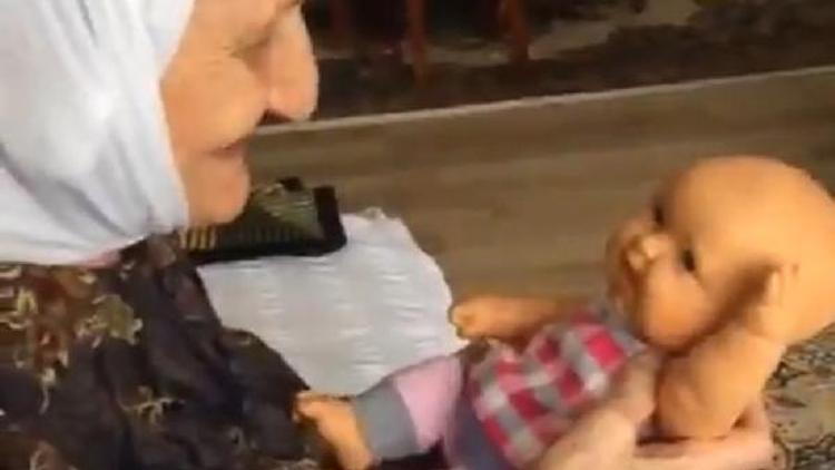 Yaşlı kadının oyuncak bebekle videosu ilgi gördü