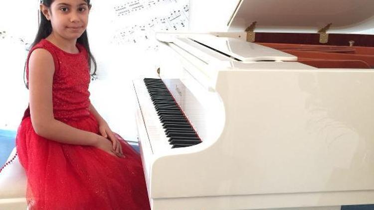 Bursalı küçük piyanist Arya, Almanya’daki yarışmada birinci oldu