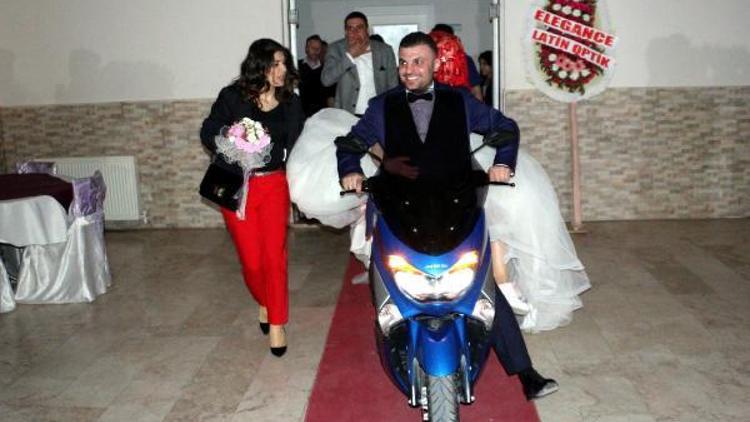 Motosiklet tutkunu çift, düğün törenlerine motorla katıldı