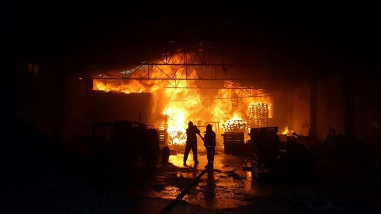 Bursa’da palet fabrikasında yangın çıktı
