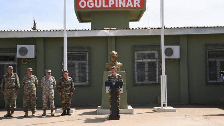 Genelkurmay Başkanı Orgeneral Akar, sınır birliklerini denetliyor (2)