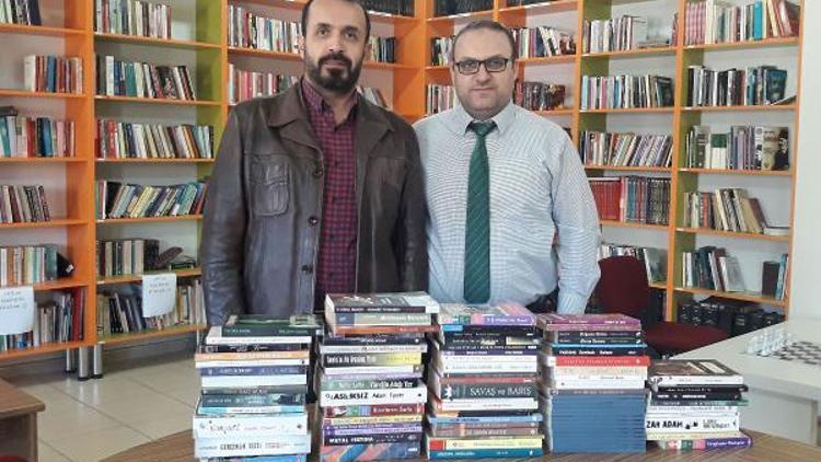 Burhaniyede emekli müdür, kütüphaneye 93 kitap bağışladı