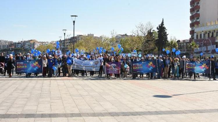 Çanakkalede, mavi balonlu Otizm Fardındalık Günü yürüyüşü