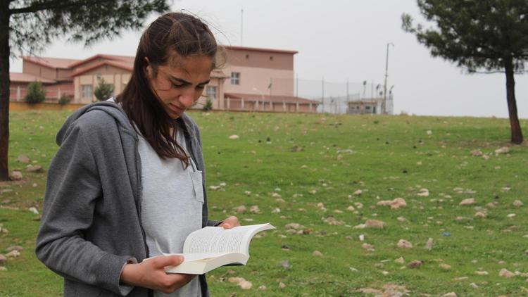 Koyun otlatırken kitap okuyan Kadere ödül