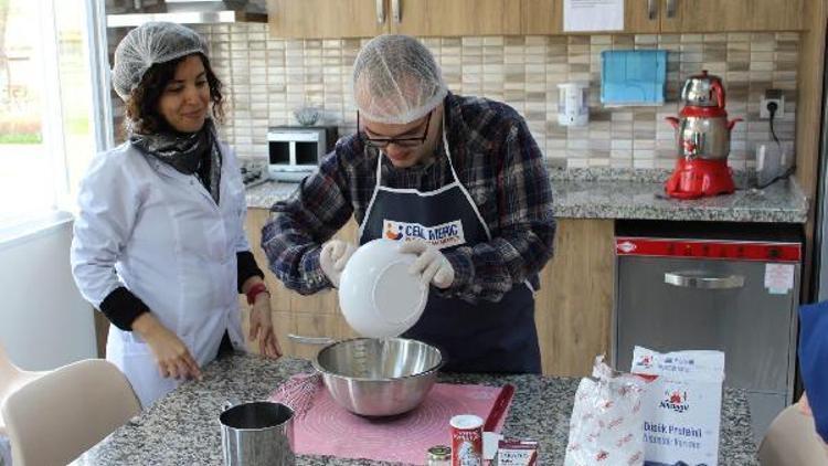 Görkem yemeğini kendi yapıyor