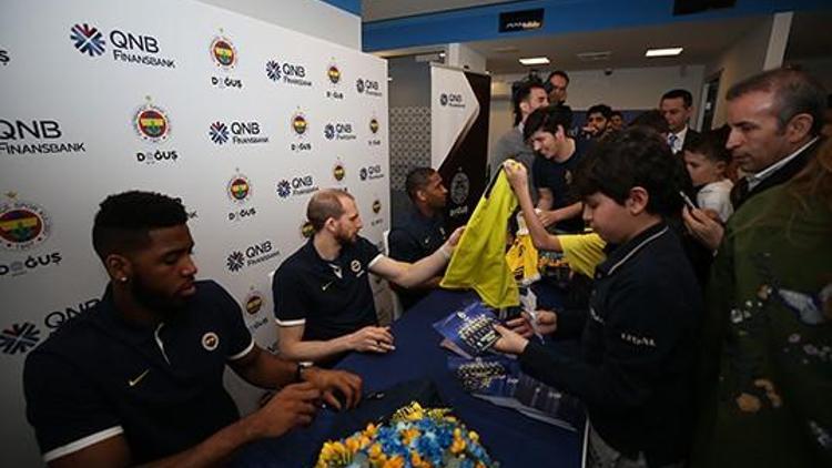 Fenerbahçeli basketbolcular, taraftarlarla buluştu