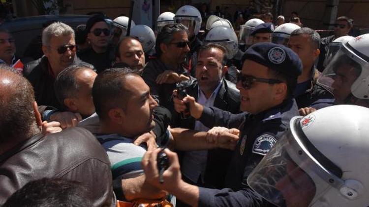 İzmirde polisten pazarcılara biber gazlı müdahale