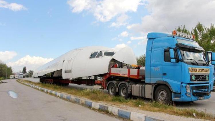 Dev kargo uçağı kara yolunda TIRlarla taşındı