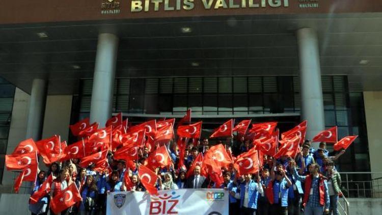 Bitlisten 100 öğrenci, gezi için İstanbul ve Çanakkaleye gitti