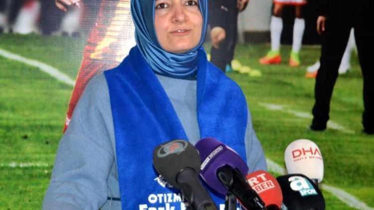 Bakan Kaya, Kayseride hakem ve futbolculara mavi atkı taktı