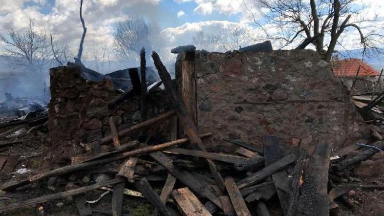 Köyde 4 ev yandı; kundaklama şüphesi var