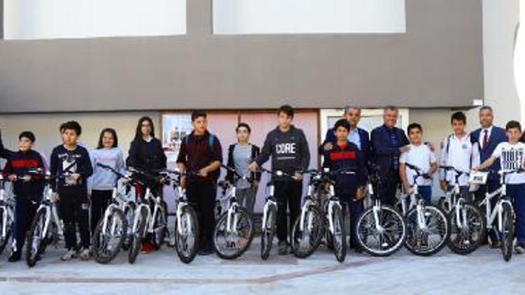 Başkan Sözenden öğrencilere bisiklet