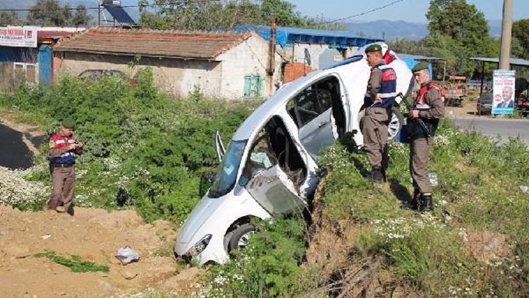 Kavşakta minibüs ile otomobil çarpıştı: 1 ölü, 4 yaralı