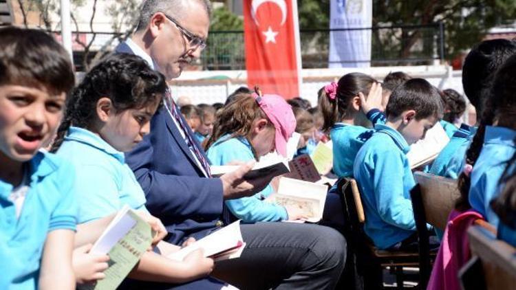 Başkan ile önce kitap okudular sonra salçalı ekmek yediler