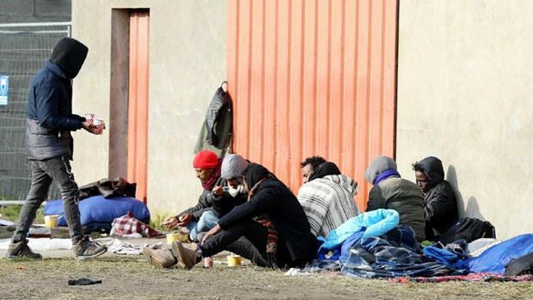 ‘Sığınmacılar kirli nehirlerde ve göllerde yıkanıyor’