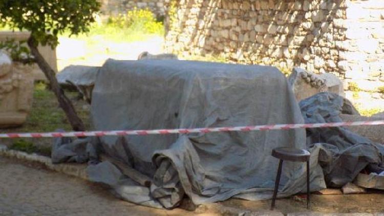 Kaçak kazıda bulunan 2 bin yıllık lahit müzeye teslim edildi