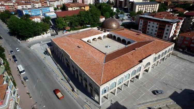 Kernek Külliyesinin iç avlusunun üstü kapatılıyor