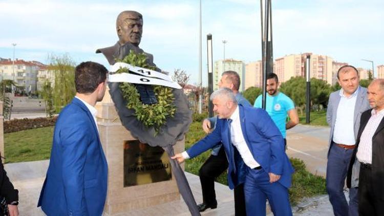 AK Partiden CHPli başkanın büstüne siyah çelenk