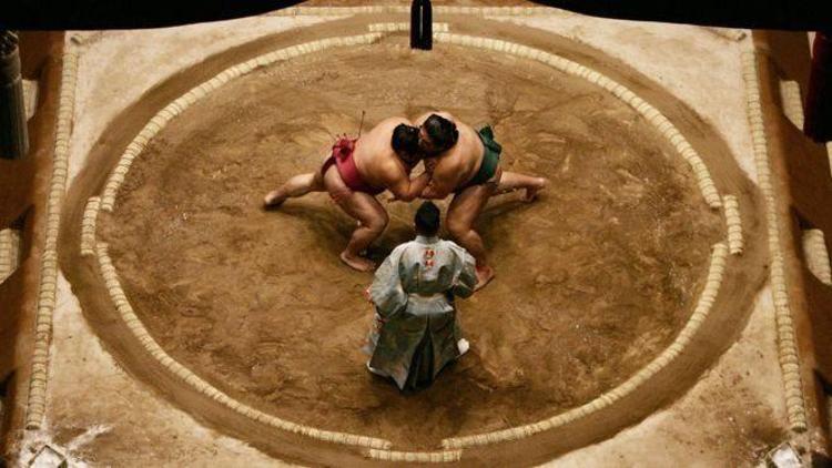 Japonyada Valiye ilk yardım için sumo ringine giren kadınlar dışarı çıkarıldı