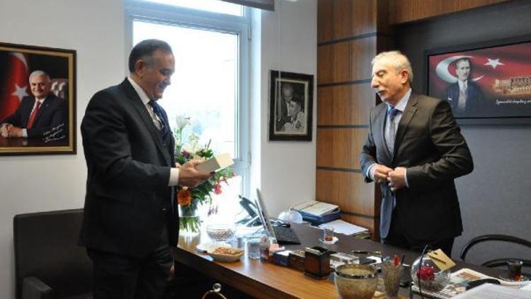 AK Partili Miroğlu, MHPli Akçay için kitabını imzaladı