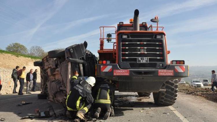 İş makinesiyle çarpışan hafif ticari aracın sürücüsü öldü