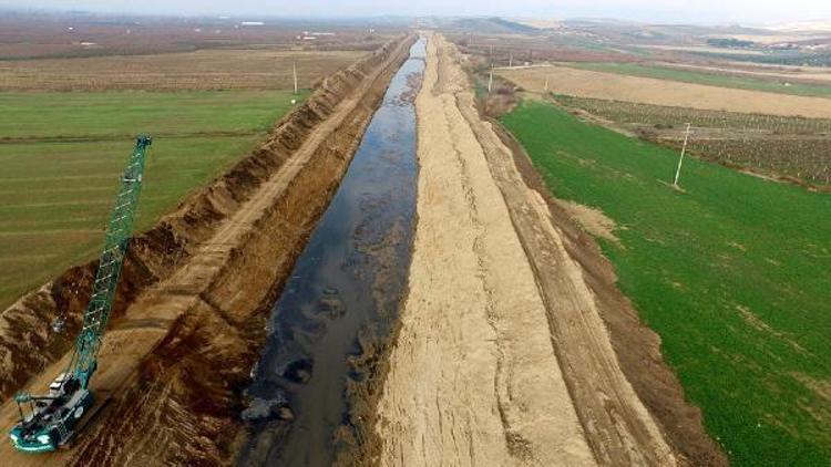 Alaşehir Çayında taşkına karşı temizlik çalışması