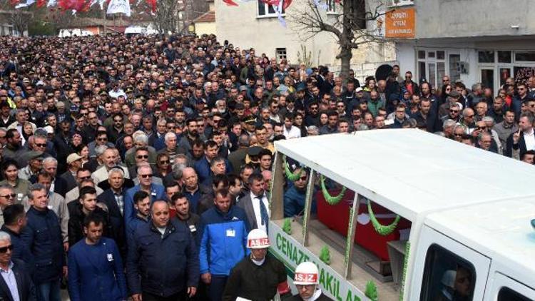 Merkez nüfusu 900 olan ilçede, binlerce kişi şehidi uğurladı