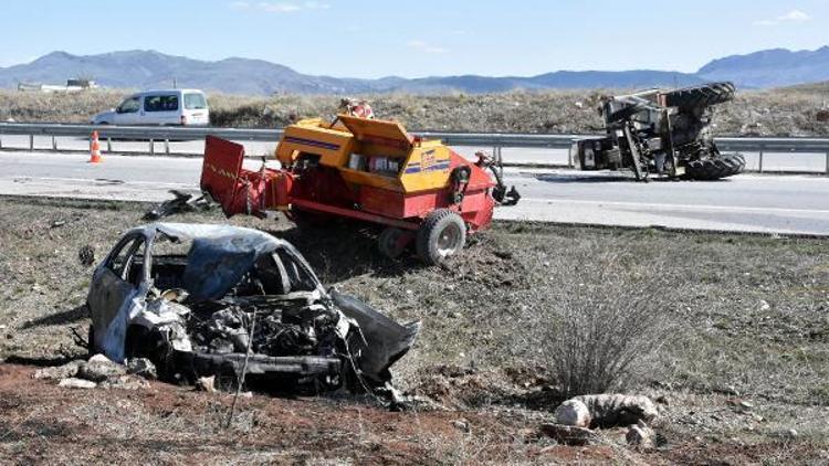 Traktöre çarpan otomobil yandı: 2 yaralı