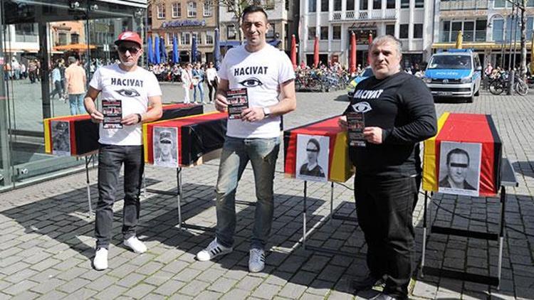 Türk aktivistten ‘Alman bayraklı tabut’ eylemi