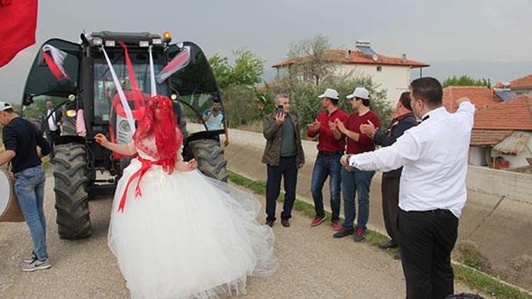 Traktörlü gelin konvoyu ilgi çekti