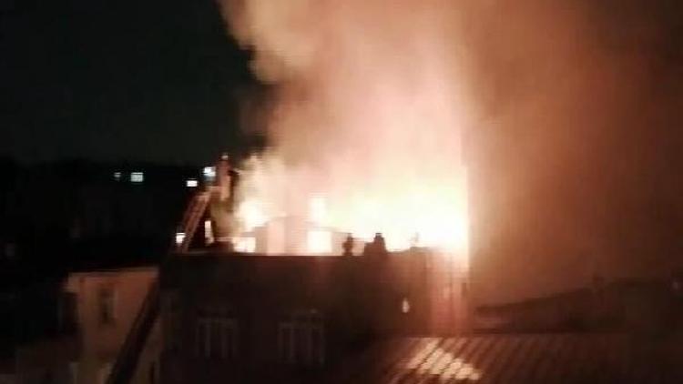 Küçükçekmecede 3 katlı binanın çatısı alev alev yandı
