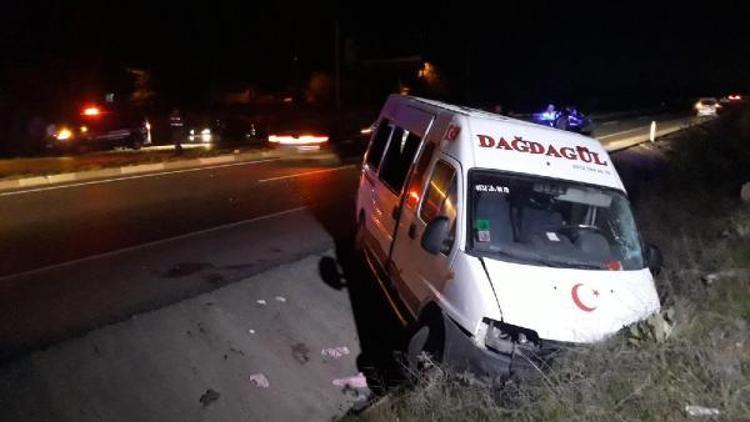 Servis minibüsü, ters yöne giren otomobille çarpıştı: 17 yaralı