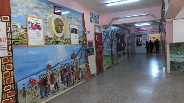 Emekli öğretmen okul duvarlarına eğitici resimler çiziyor
