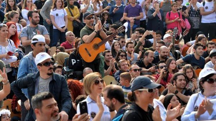 Adanada Toplu Gitar Çalma Rekor Denemesinde istenilen sayıya ulaşılamadı