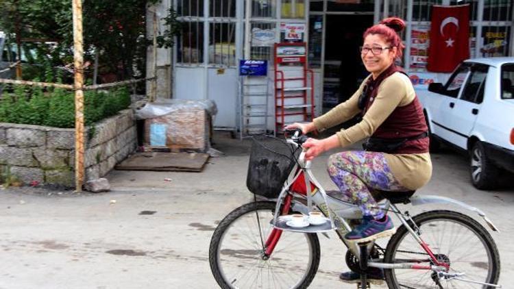 Sanayi sitesinin Adalet ablası, bisikletle çay dağıtıyor