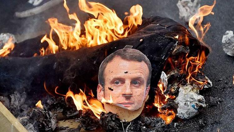 Fransa’daki protestolarda Macron’un maketi yakıldı