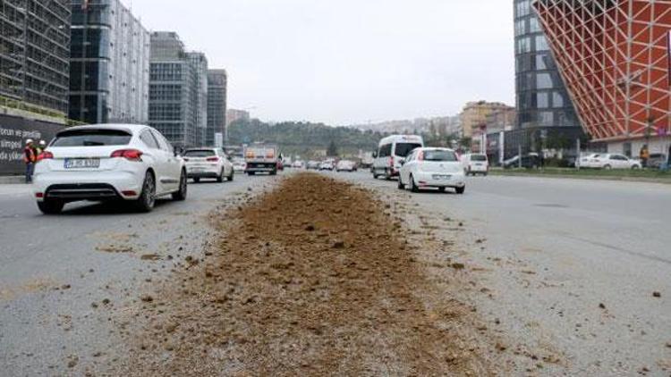 Kamyondan yola hafriyat döküldü: iki şerit trafiğe kapandı